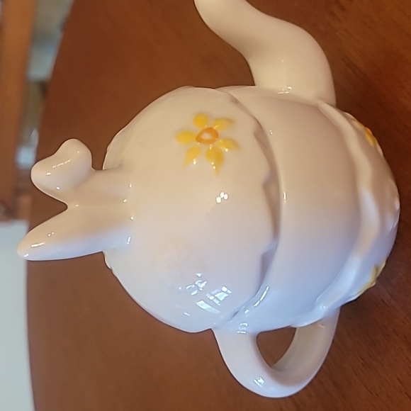 Beleek Ireland Pottery Mini Bunny Teapot - Picture 5 of 6